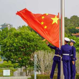 凝聚感恩奋进力量!区委区政府举行国庆节升国旗仪式