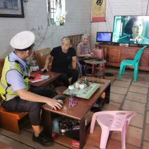 “清风”宣教行动 | 潮南交警走进居民家中开展交通安全宣传