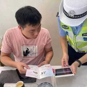“清风”宣教行动 | 濠江交警深入居民家中开展交通安全宣传