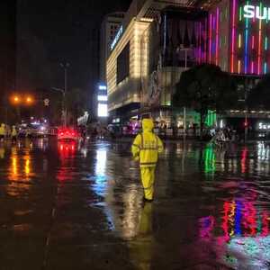 暴雨突袭鮀城,交警“雨”你同行!