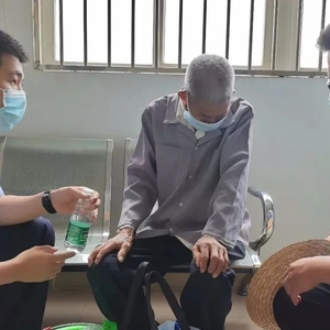 【我为群众办实事】龙湖公安热心帮助两名迷路老人回家
