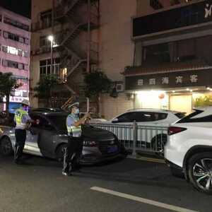 龙湖工业区区间路车辆乱停放,汕头交警连夜组织整治还路于民