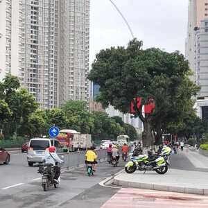 汕头交警严查摩托车、非机动车不按道行驶违法行为