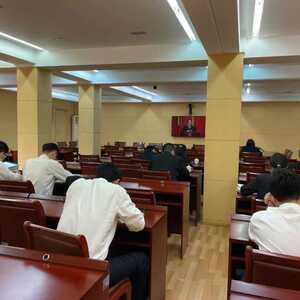 龙湖法院干警观看收听全国模范法官杨军同志先进事迹报告会