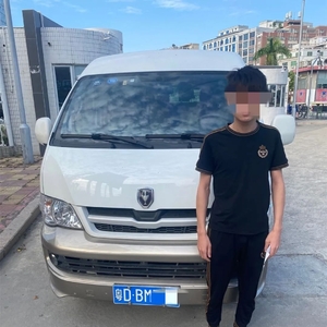 小小面包车超员率竟达110% !澄海交警:严厉查处......