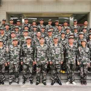 接受军事训练 锤炼过硬作风 ——龙湖区纪检监察干部集体当了一回“兵”