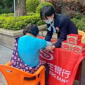 走进社区开展便民服务!民生银行汕头濠江支行积极履行社会责任