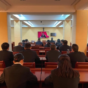 龙湖法院干警收听收看学习贯彻党的十九届六中全会精神辅导报告会