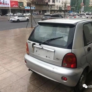 车停路边  竟遭破坏