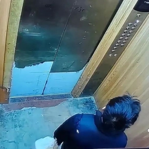 送餐人员进电梯  怀疑随地乱小便