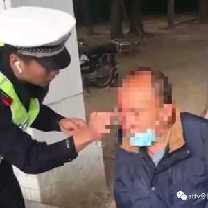 残疾人摔伤流血   辅警帮扶忙照护