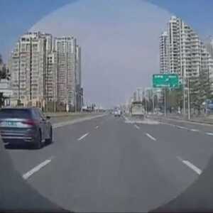 货车运载板材  频飘散太危险