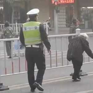老人误入机动车道  辅警身后暖心护送