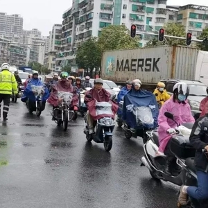 鮀城突遇冬雨  今天你上班迟到吗?