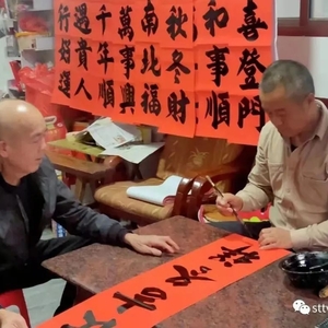 手写春联历史久   翰墨飘香年味浓