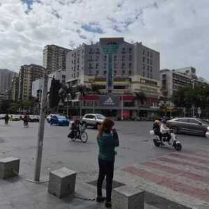 龙湖排查疏堵点  增设临时停车场