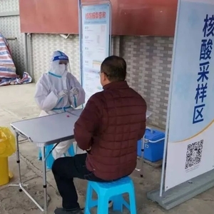 设置多个服务点  方便群众核酸采样检测