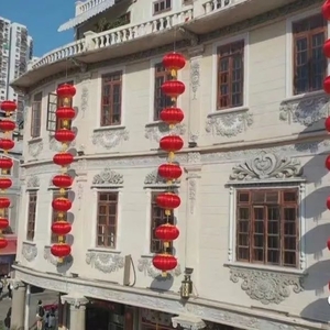 红灯笼高高挂起  小公园年味渐浓