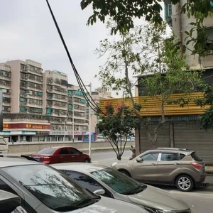 电缆线低垂过街 有碍观瞻存隐患