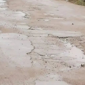 道路崎岖水坑多  迅速平整除隐患