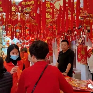贺年饰品添喜气   “老虎”元素颇受宠