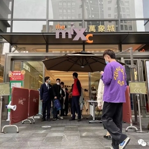 公共场所人流大  节日防疫不可松