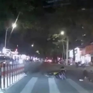 男子骑共享单车  撞倒老人却逃离