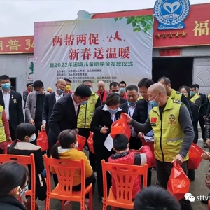 送温暖助学义诊  关爱群众与儿童
