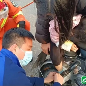 好危险!小孩脚卡电动车,幸好濠江消防救援迅速施救