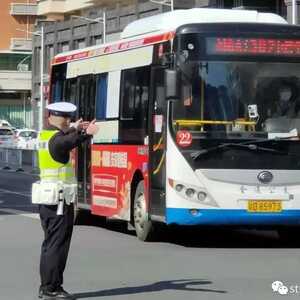 评选十佳路口   倡导文明通行