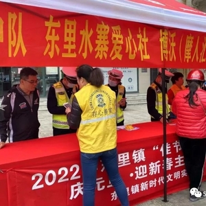 义工携手交警  派送安全头盔
