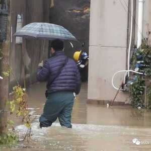 楼下闹积水  居民通行难