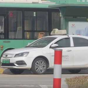车辆乱停乱放  公交车进站难