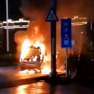 碰撞隔离墩   面包车起火