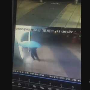 割破三灯箱卡布   二男子意欲何为