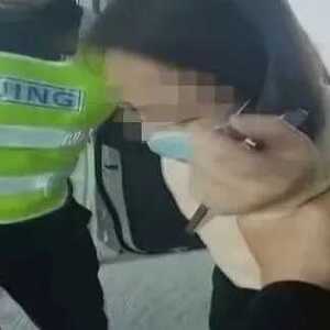 孕妇驾车突发不适  辅警及时护送就医