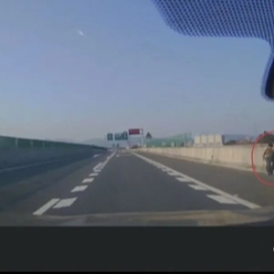 两小孩高速路上逆行  好在民警及时相助