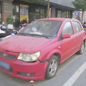 “僵尸车”占道   市民盼清理