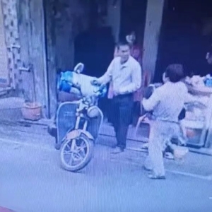 遇患病男童  出手来相助