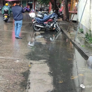 疑下水道堵塞  马路污水倒灌