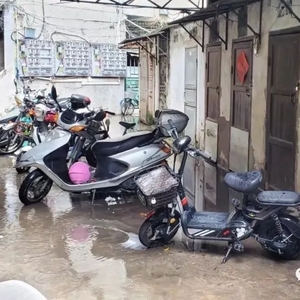 楼下有积水  住户出入难