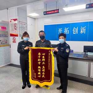 我为群众办实事 | 龙湖公安出入境暖心服务引来海外游子称赞