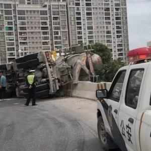 险!混凝土搅拌运输车立交桥上侧翻