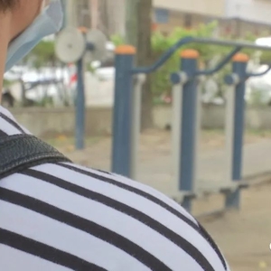 小女孩快要上学了,但户口还是个问题