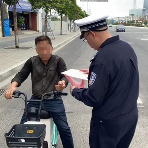 美丽乡村行 | 金平交警开展交通安全宣传进农村活动