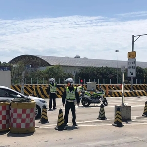 险!货车载货着火,高速交警铁骑及时处置排除隐患