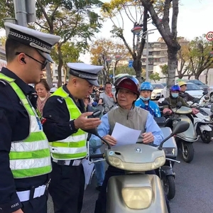 倡导绿色出行,共建文明交通 | 交警部门开展“绿色出行”宣传活动