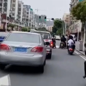 驾乘摩托秀车技  路上摔倒惊煞人