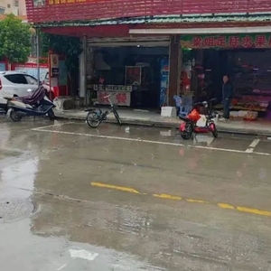 骑车碰撞狗只  遭拍打又拖拽?