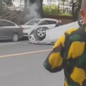 小轿车翻倒  热心人相助